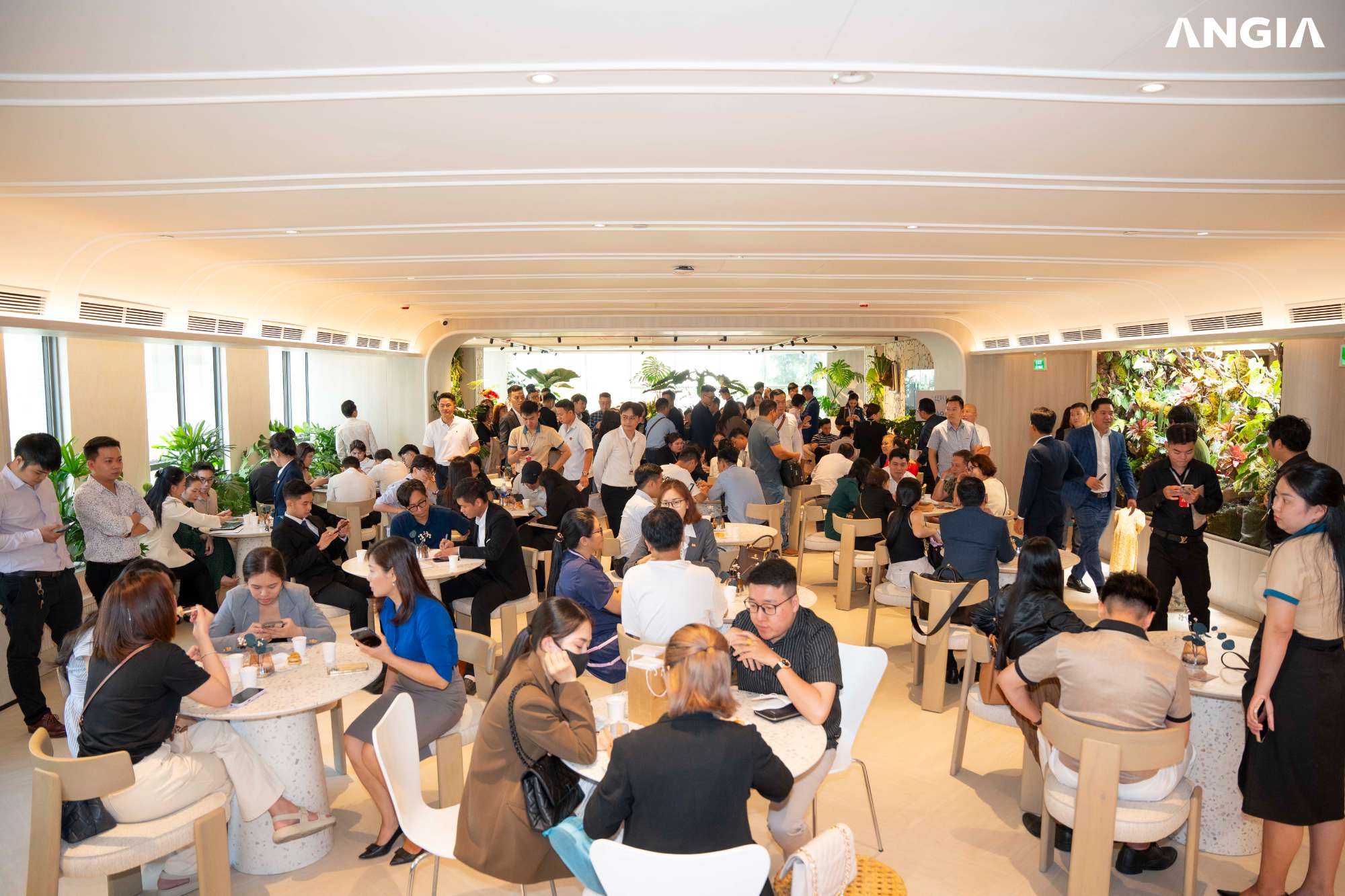 TƯNG BỪNG SỰ KIỆN KHAI TRƯƠNG CĂN HỘ MẪU THE GIÓ RIVERSIDE 