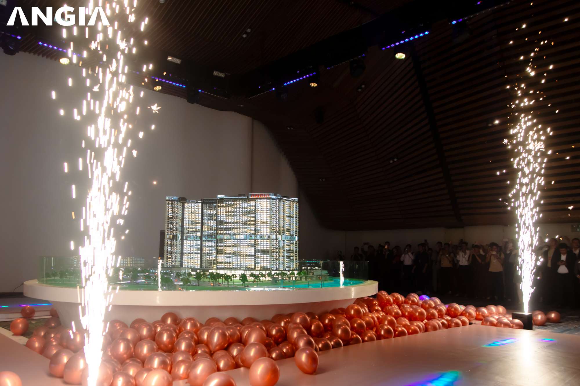 KHAI TRƯƠNG SA BÀN THE GIÓ RIVERSIDE